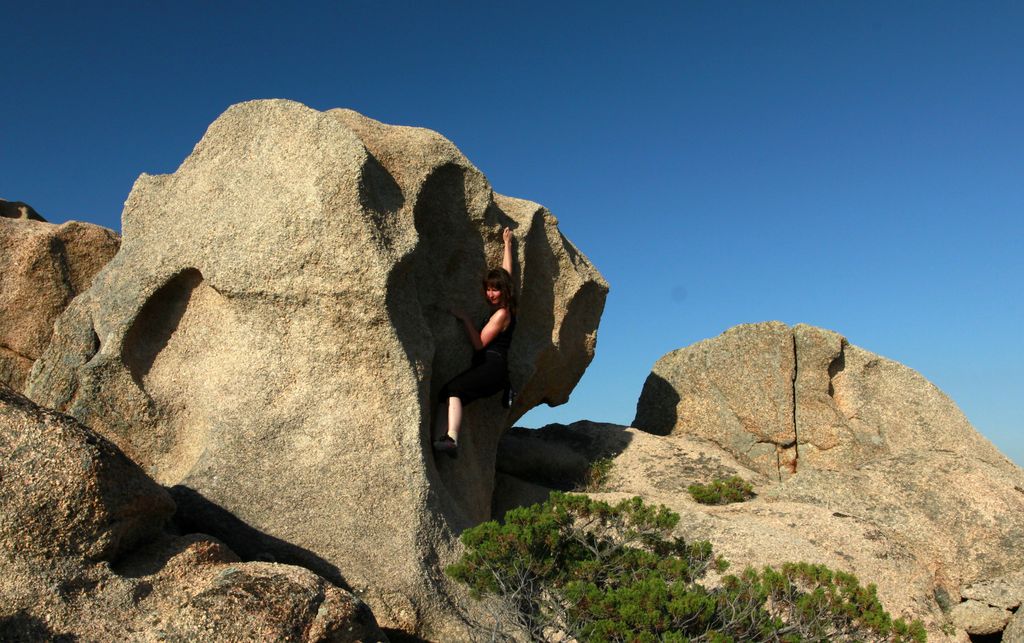 Paula bouldering in Roccapina 02