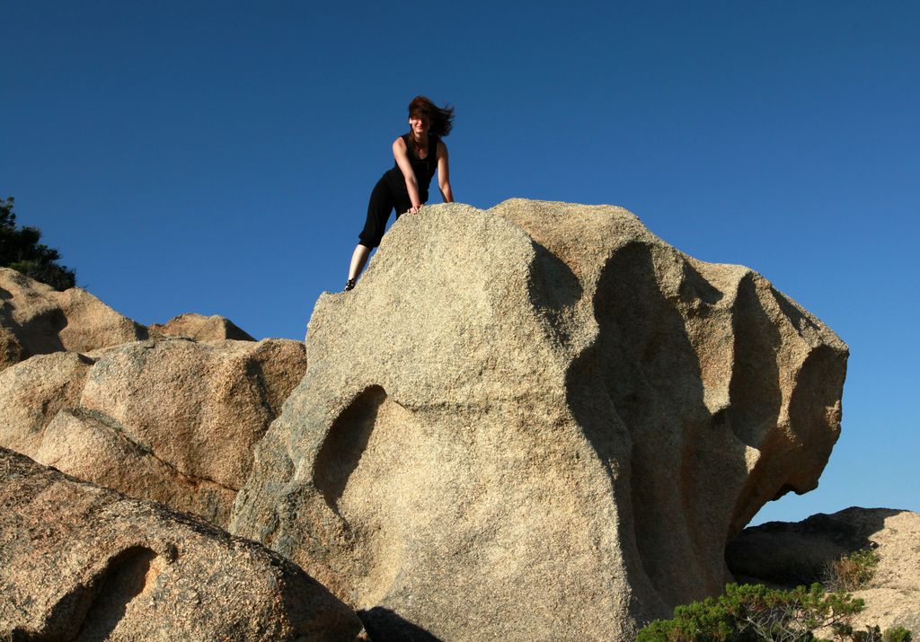 Paula bouldering in Roccapina 03