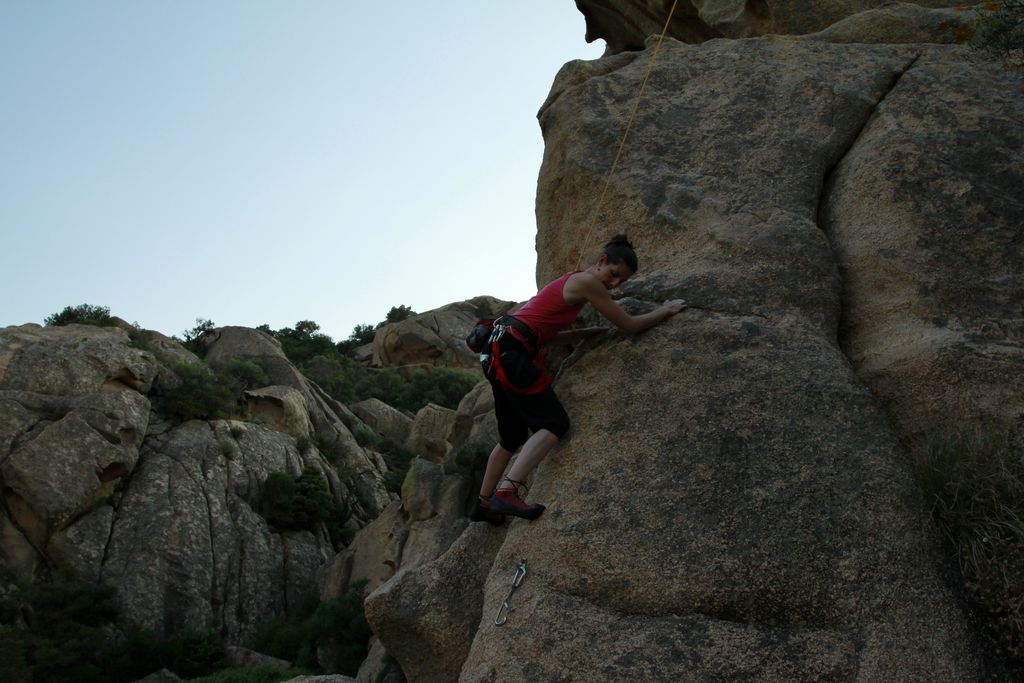 Boba climbing in Roccapina 03