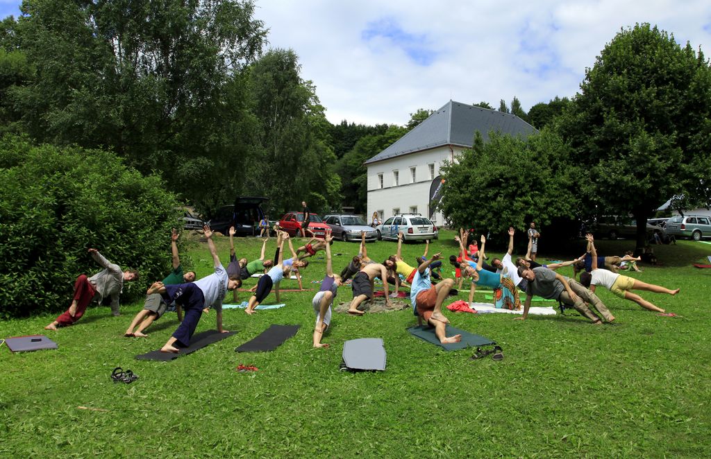 Czechia - Slackline festival (2010) - Yoga session 03