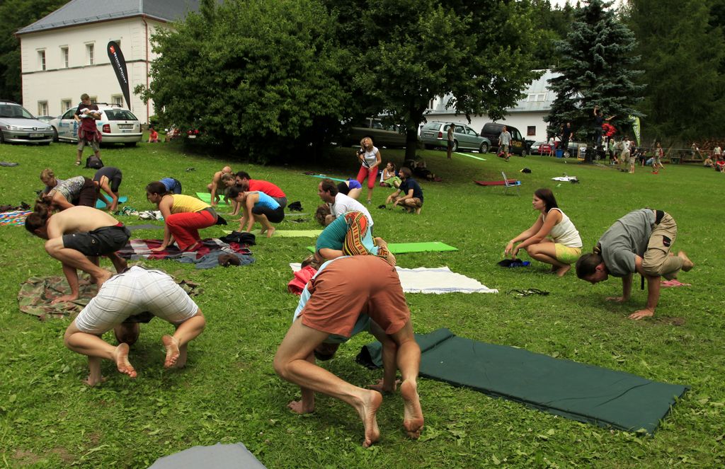 Czechia - Slackline festival (2010) - Yoga session 04