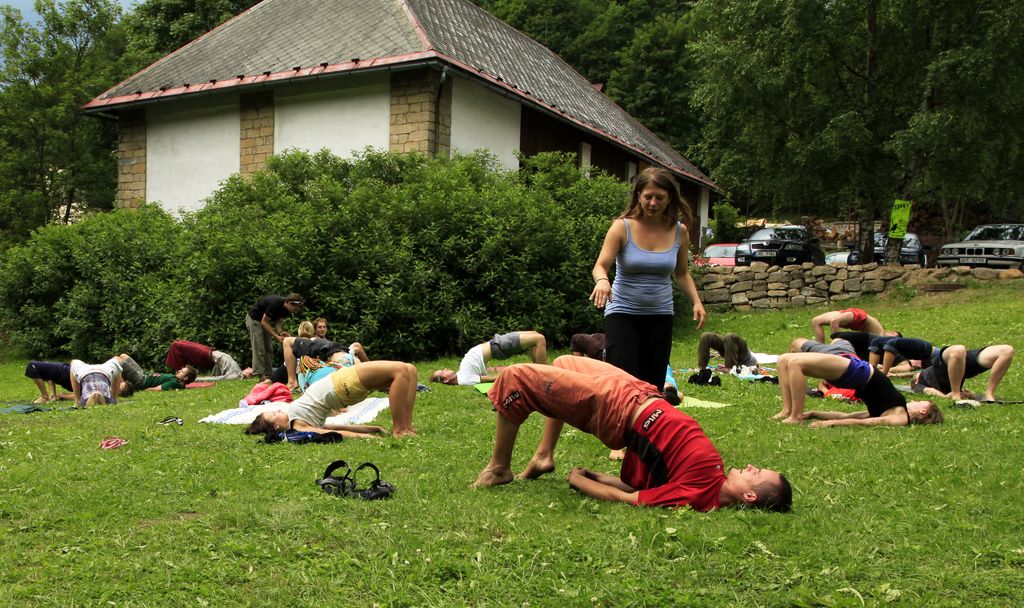 Czechia - Slackline festival (2010) - Yoga session 08