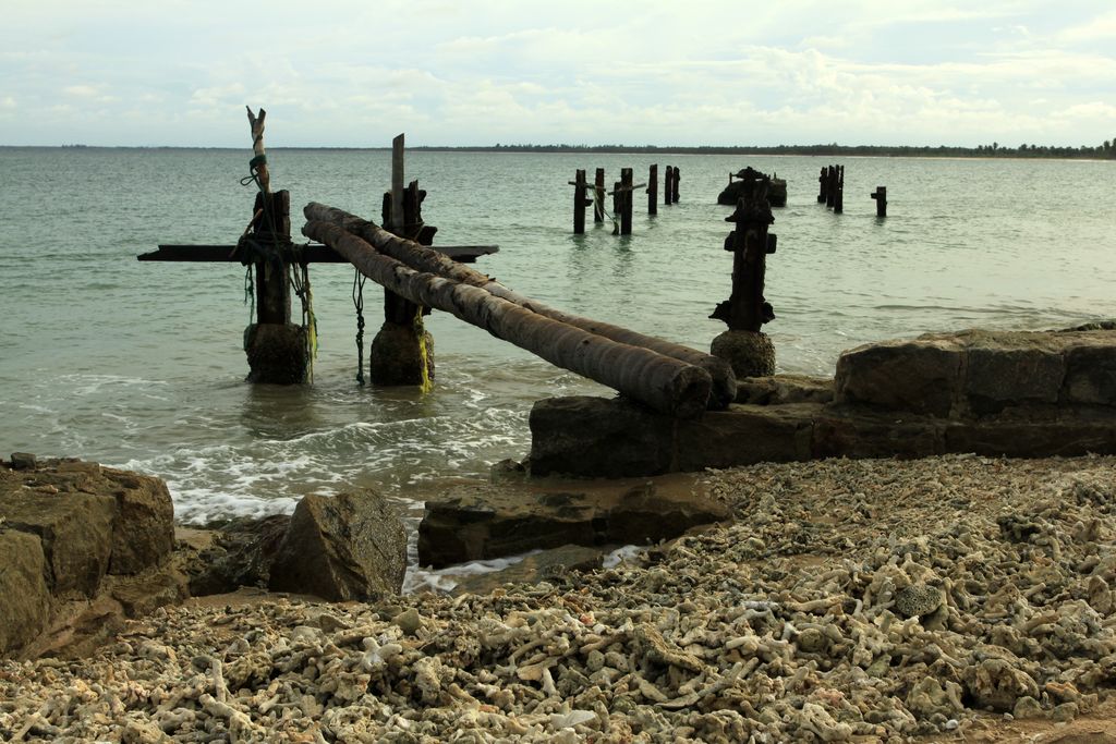 Sri Lanka - Kalkudah bay - a destroyed pier