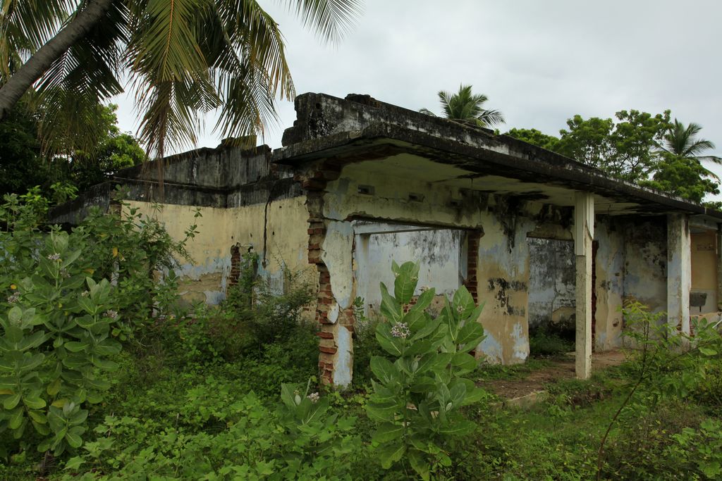 Sri Lanka - Kalkudah bay - a house hit by tsunami