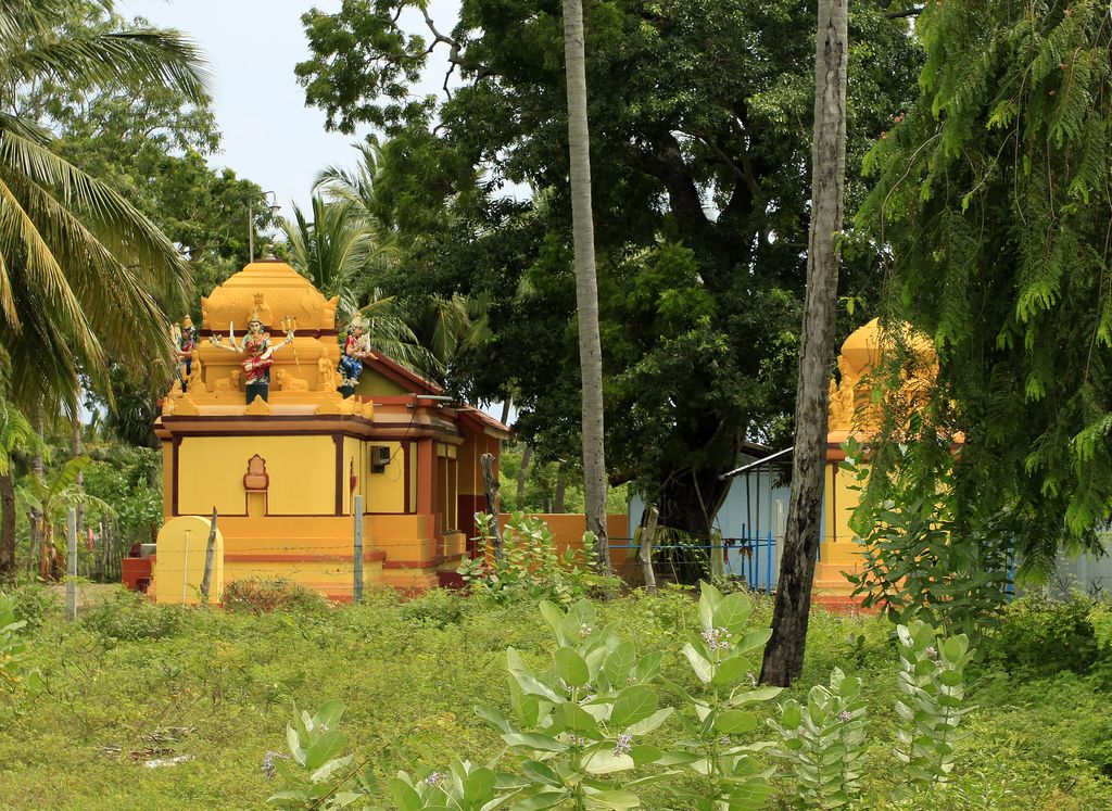 Sri Lanka - a Pasekudah temple