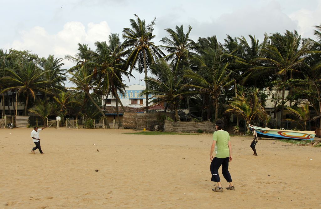Sri Lanka - Negombo - Brano playing football 01