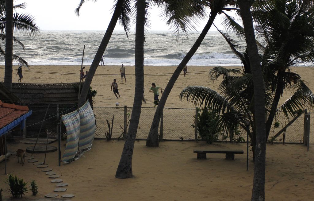 Sri Lanka - Negombo - Brano playing football 02