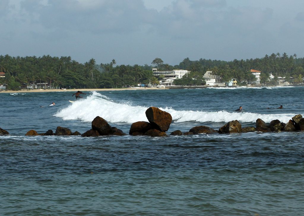 Sri Lanka - Unawatuna beach - surfers