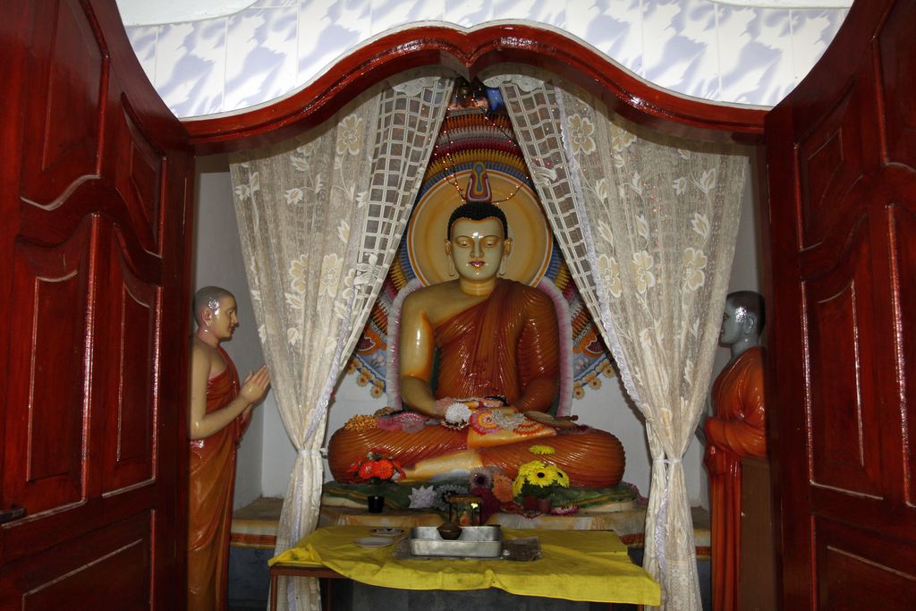Sri Lanka - inside Unawatuna temple
