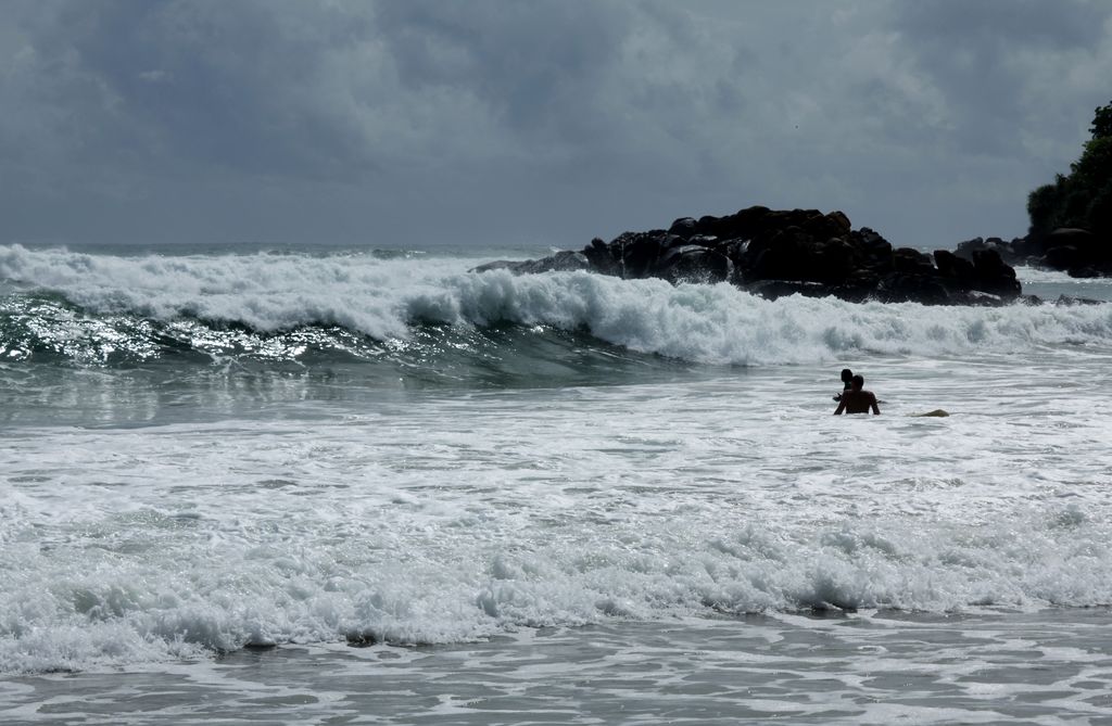 Sri Lanka - Mirissa - huge ocean waves
