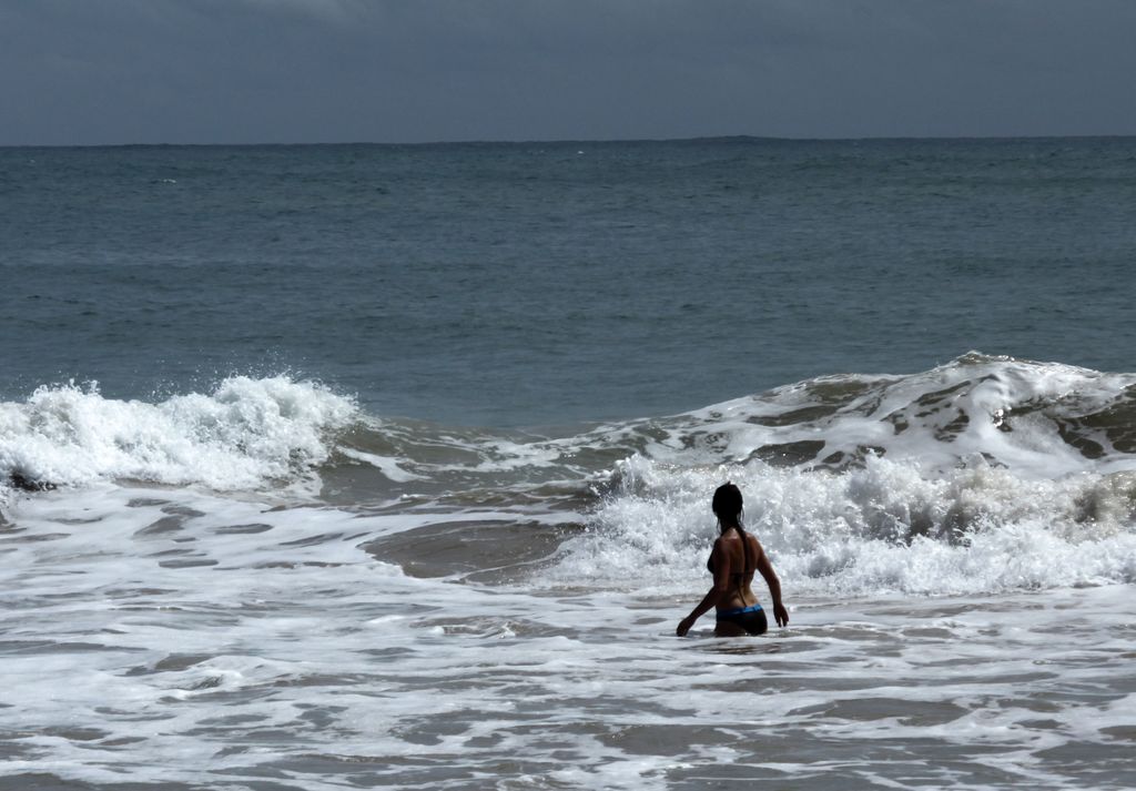 Sri Lanka - Mirissa - playing in the waves