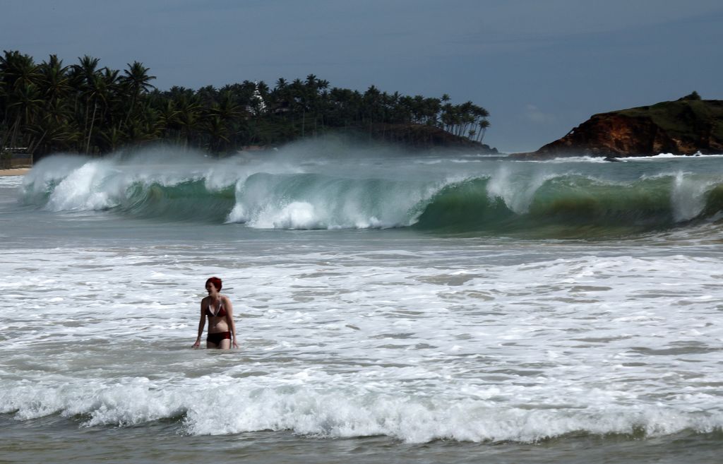 Sri Lanka - Mirissa - ocean waves