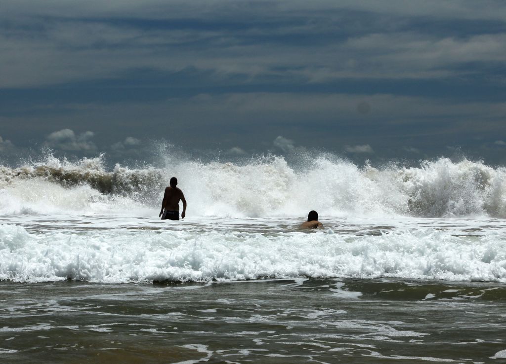 Sri Lanka - Mirissa - Brano and Vevi conquering the waves