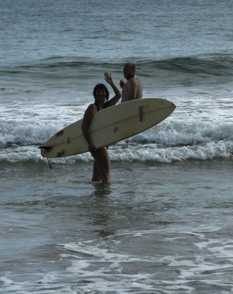 Sri Lanka - Paula surfing in Mirissa 03