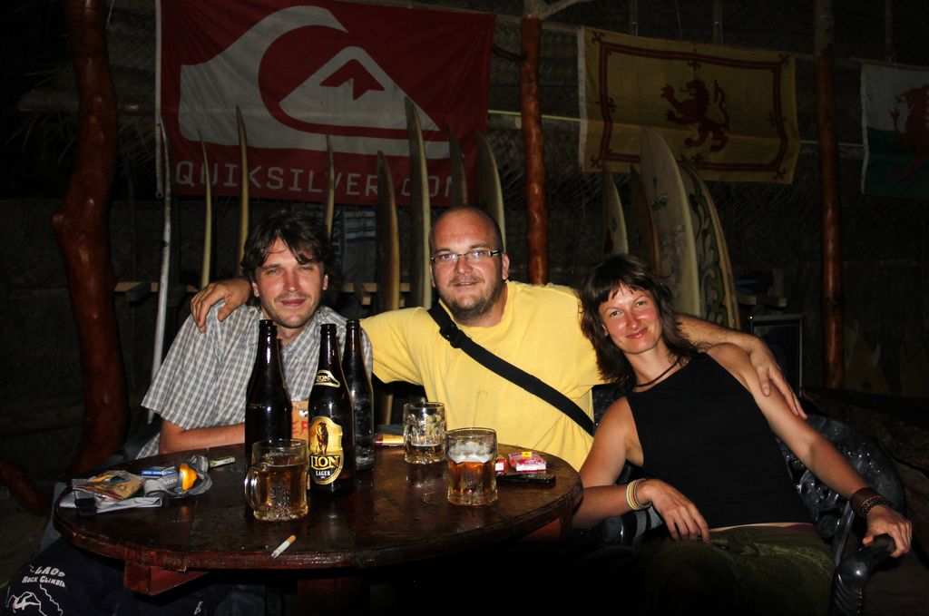 Sri Lanka - Mirissa - drinking in a Surf Bar 01