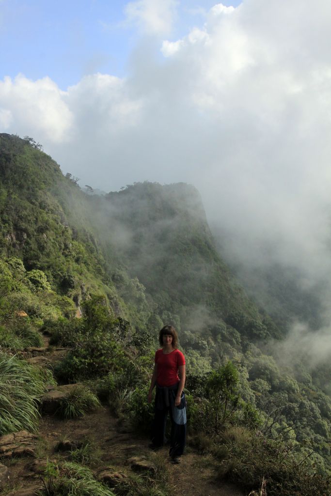 Sri Lanka - Horton Plains - Paula at Big World's End