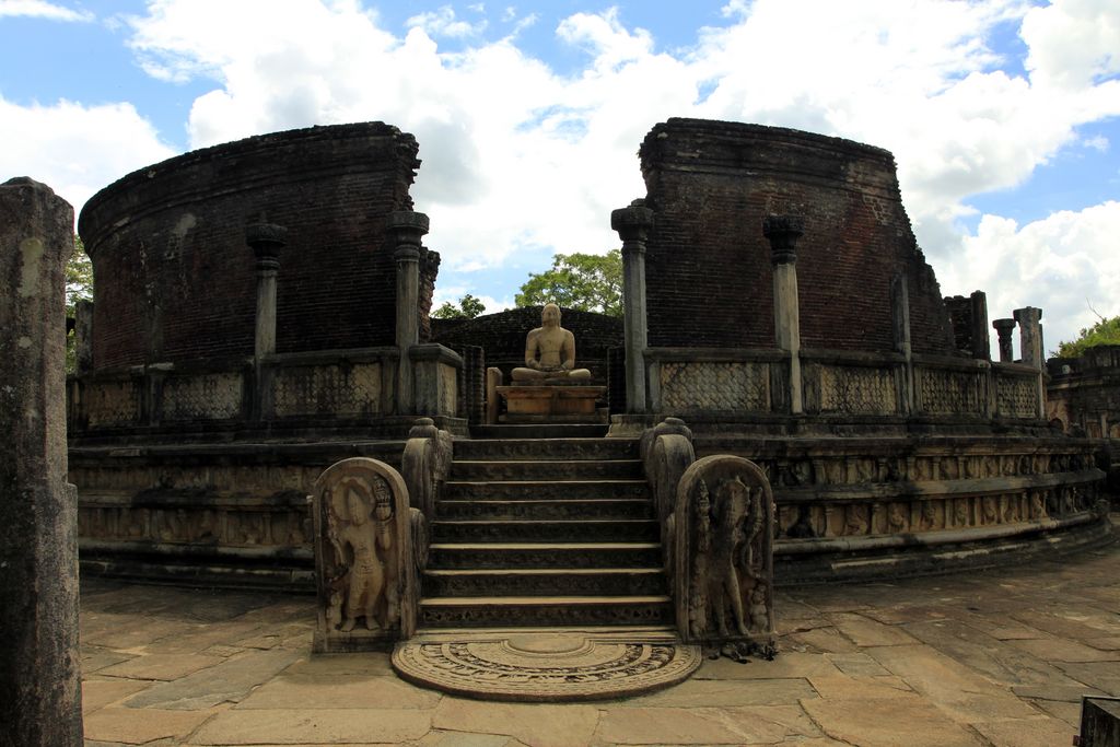 Sri Lanka - Polonnaruwa - Watadage (Quadrangle) 01