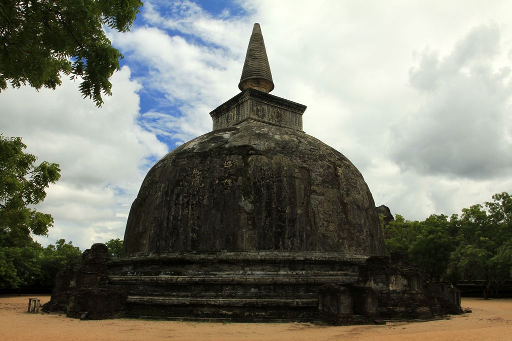 Sri Lanka - Polonnaruwa - Kiri ('White') Vihara Dagoba