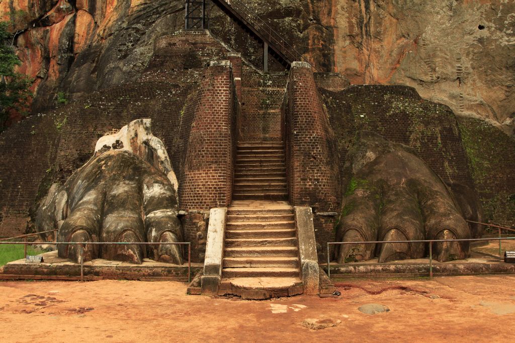 Sri Lanka - Sigiriya - lion paws