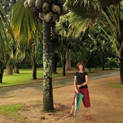 Sri Lanka - Paula under the tree with the biggest seeds