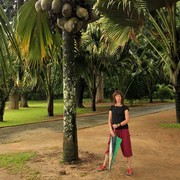 Sri Lanka - Paula under the tree with the biggest seeds