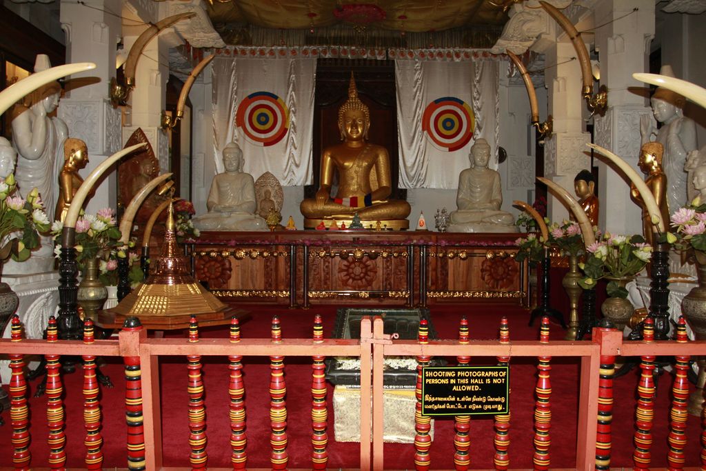 Sri Lanka - Temple of The Tooth Relic 03