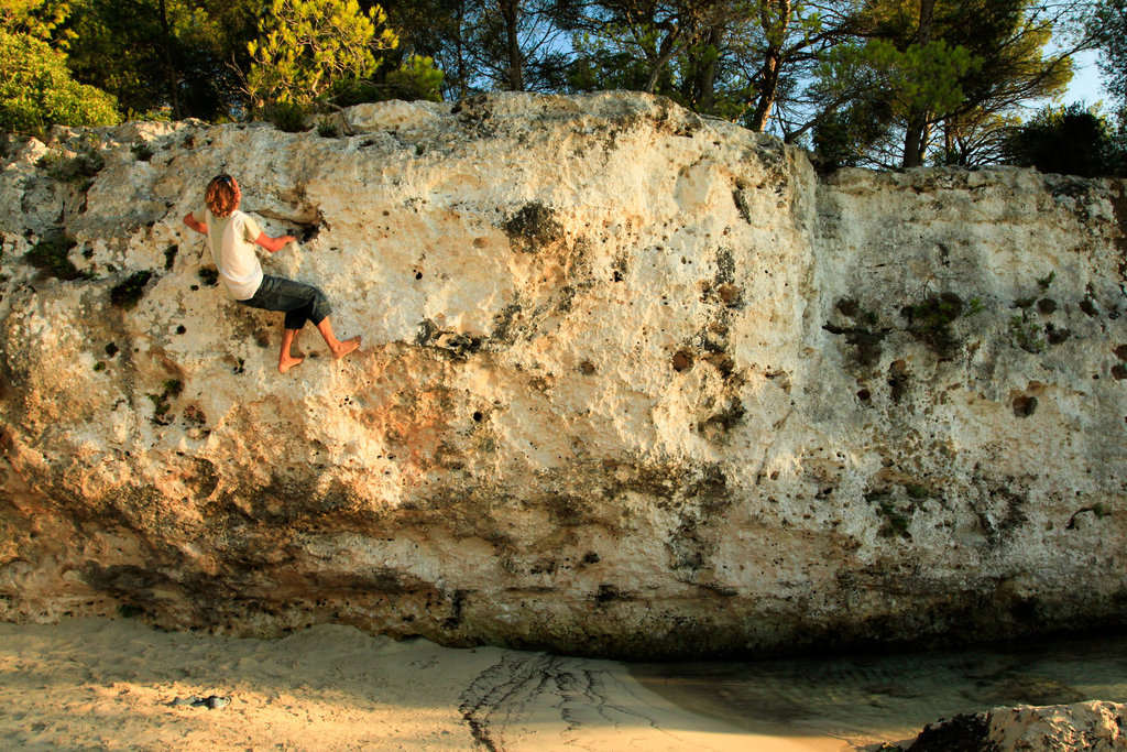 Menorca - bouldering in Cala en Turqueta 02