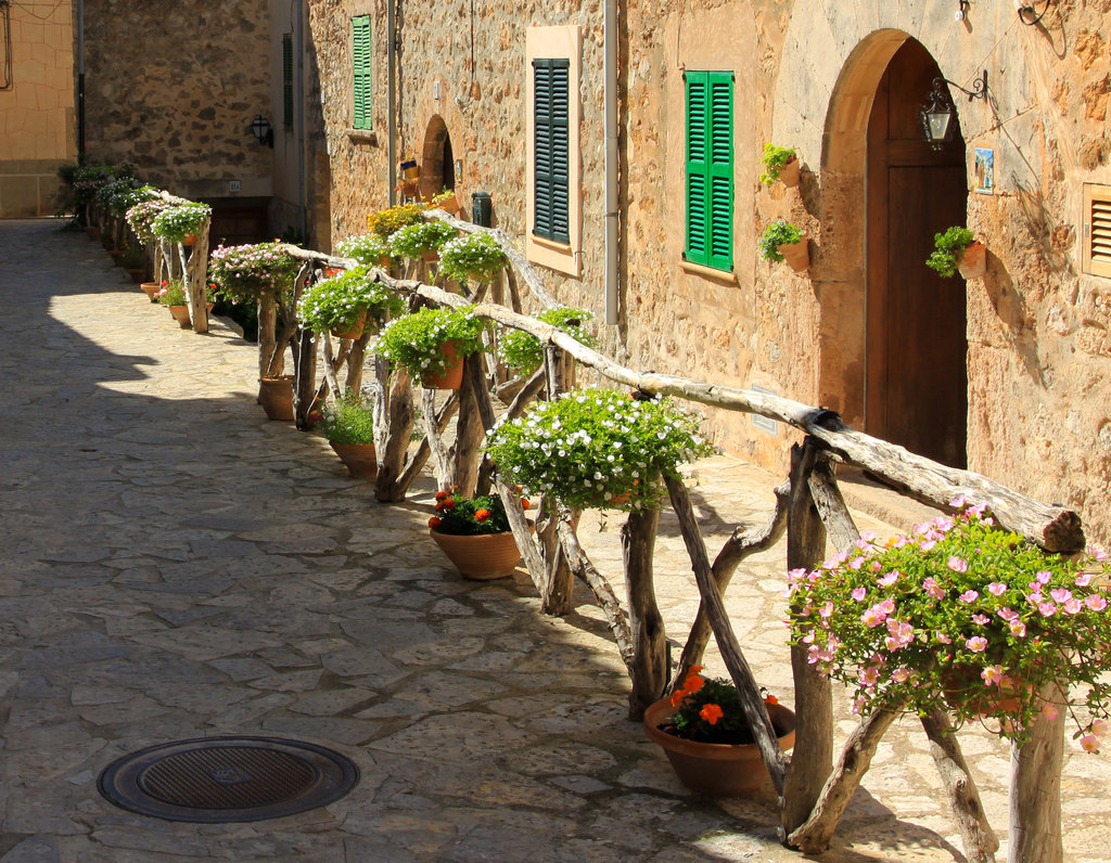 Valldemosa and narrow streets full of flowers