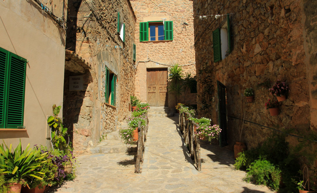 Valldemosa and the streets full of flowers