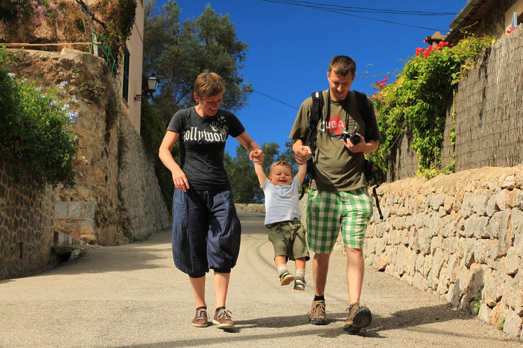 Mallorca - a happy family with a child in Deia