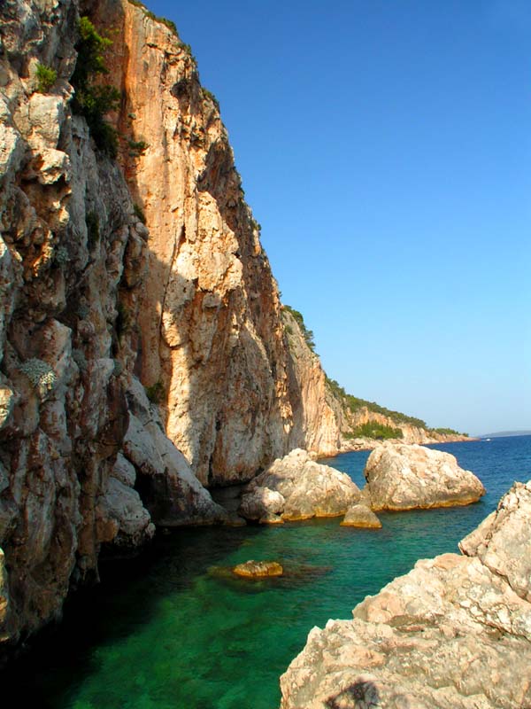 Cliffbase climbing area above the sea