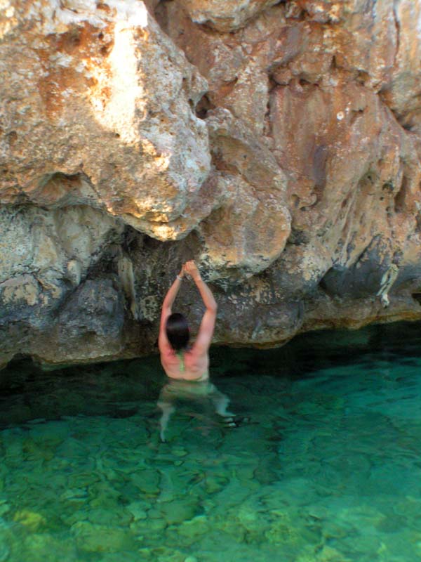 Paula - sea bouldering in Cliffbase 01