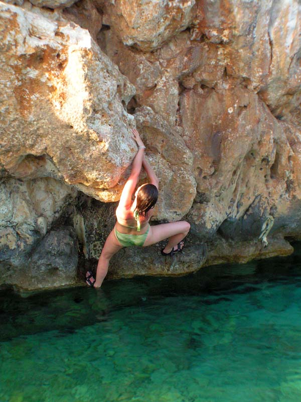 Paula - sea bouldering in Cliffbase 03