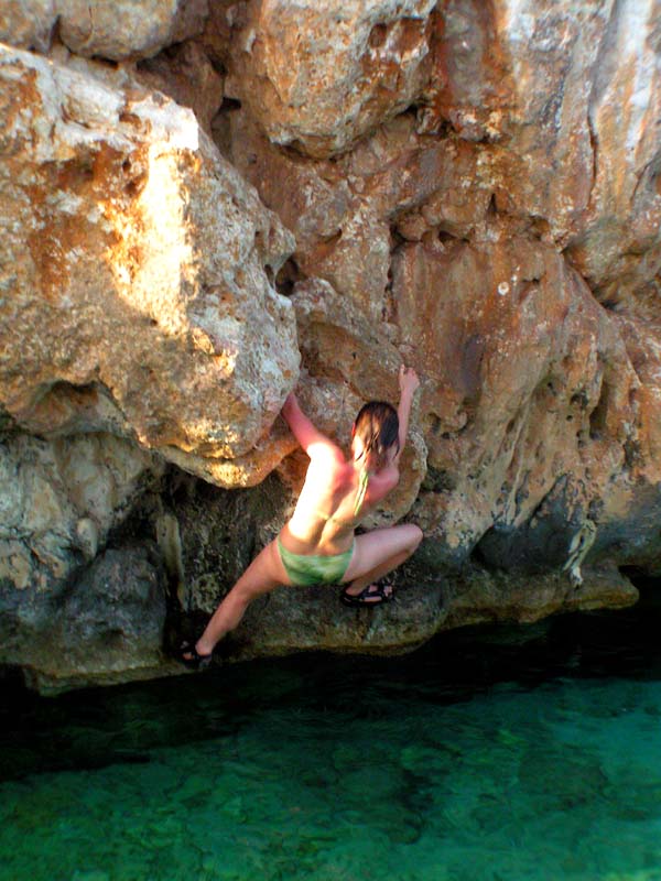 Paula - sea bouldering in Cliffbase 04